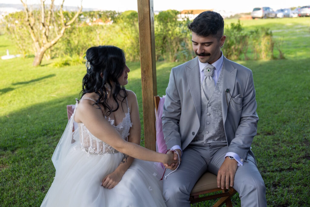 casal de mãos dados e com o nó do amor, cerimónia romana da Symbolicus Nuptialis