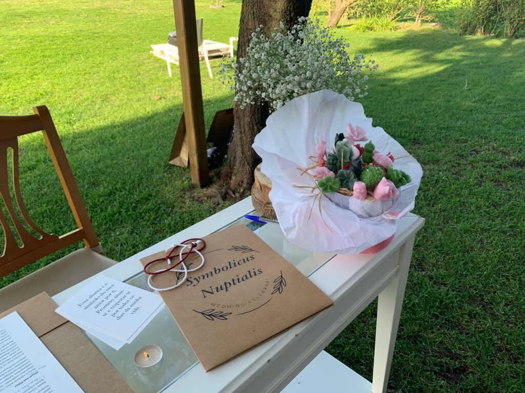 mesa de celebração de casamento com os elementos da Symbolicus Nuptialis